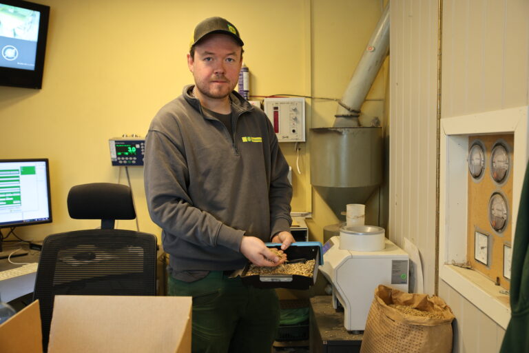 Christoffer Vestli forteller at det er mange som er fornøyde med årets avling.