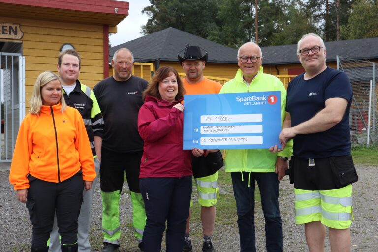 Sverre Eier, President i Lions Kongsvinger (t.h.), hadde tirsdag gleden av å overrekke en sjekk på vegne av Lions Kongsvinger og Lions Eidskog til Malin Sjøenden (Kongsvinger kommune) og Morten Nilsen (Eidskog kommune) for å dekke inn underskuddet etter det rusfrie arrangementet i Skøttru’parken.