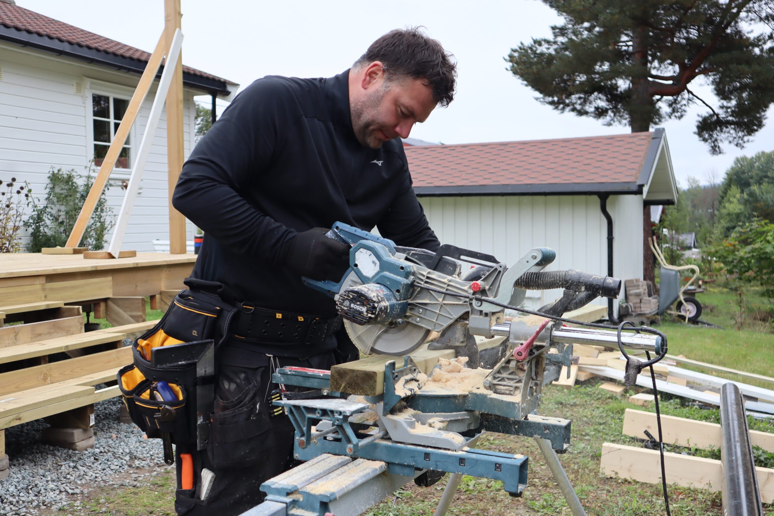 Ole Martin har svennebrev som tømrer, og gikk deretter fagskolen og begynte som stikningsingeniør i Skanska før han ble produksjonsleder, og deretter prosjektleder i Hellvik Hus.