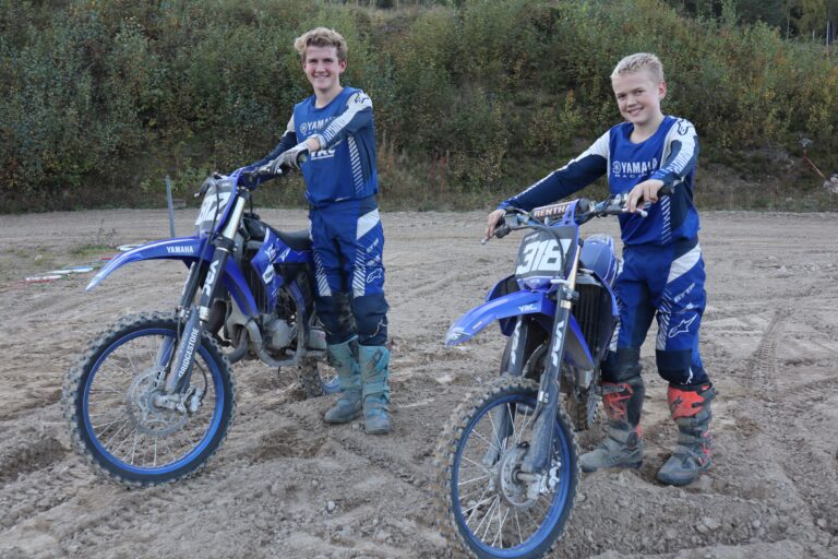 Brødrene Simon (t.v.) og Isak Melby synes det er stas å ha blitt tatt ut til å konkurrere i verdensfinalen for unge Yamahakjørere. Simon og Isak kjører for Yamaha’s Blu Cru, som er en satsing Yamaha har for barn fra 8-16 år. Vinneren av løpet får en VM-plass med Yamaha-teamet neste år.
