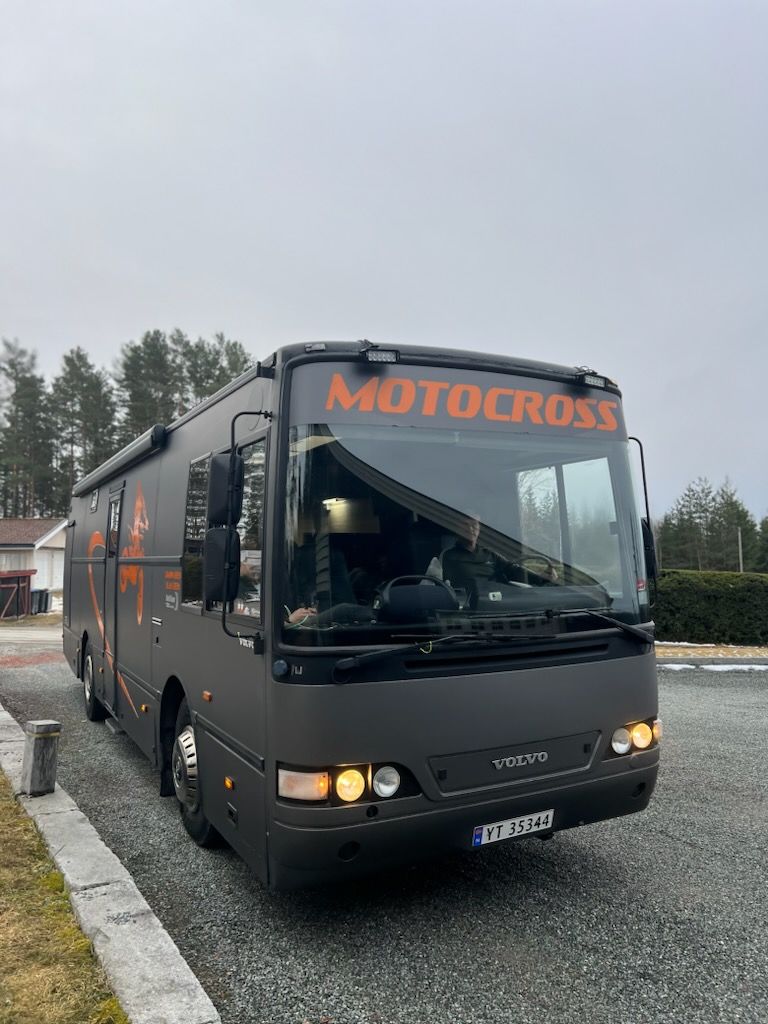 Det blir mange timer med familietid i motocross-bussen.