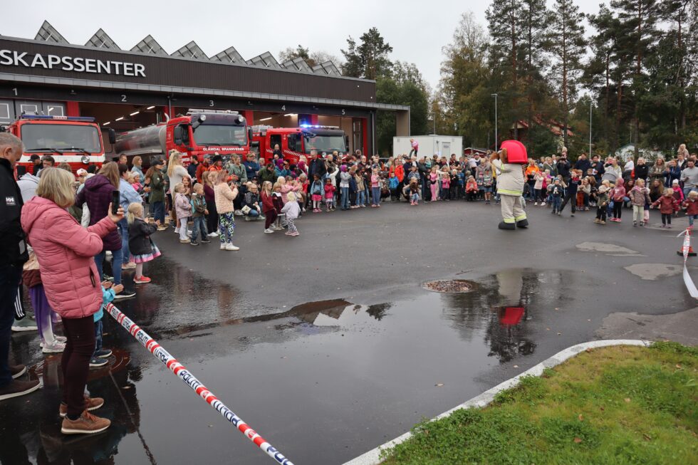 Ebba Olsson (5) fra Matrand synes det var morsomt å "prøvekjøre" brannbilen, men noen brannkonstabel blir hun nok ikke slik det ser ut nå. Hun vil helst jobbe i barnehage når hun blir stor.