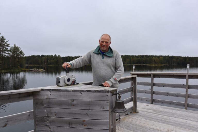 – De fleste som får høre at jeg har bygget en flåte tror nok bare det er en vanlig badebrygge, men det er det absolutt ikke, sier Jo Inge Nygård lattermildt.