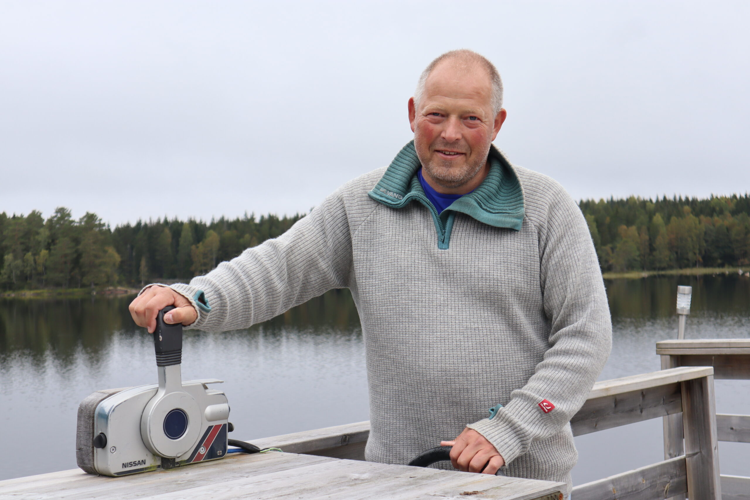 Jo Inge har montert en svær motor under flåten, slik at den også kan brukes til turer på vannet.