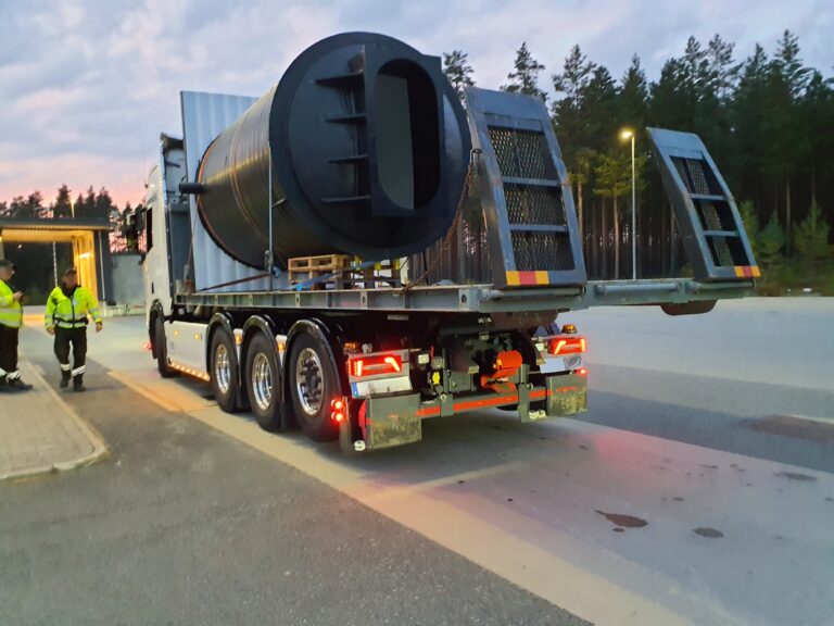 Ulovlig spesialtransport med et stort overheng over det som er tillatt hvis det skulle oppstå en påkjørsel bakfra var noe av det Statens vegvesen kom over under kontroll på Magnormoen søndag. Denne transporten ble ilagt bruksforbud inntil forholdene ble rettet.