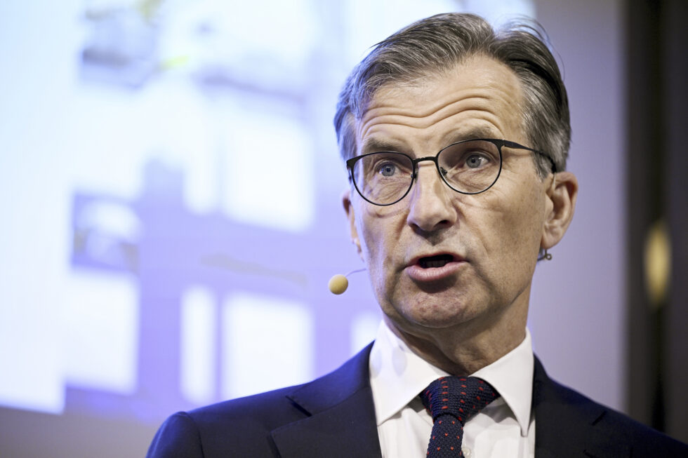 Sentralbanksjef Erik Thedéen og den svenske Riksbanken setter ned renten med 0,25 prosentpoeng. Det er årets tredje rentekutt for svenskene, og banken varsler minst to til før neste år.