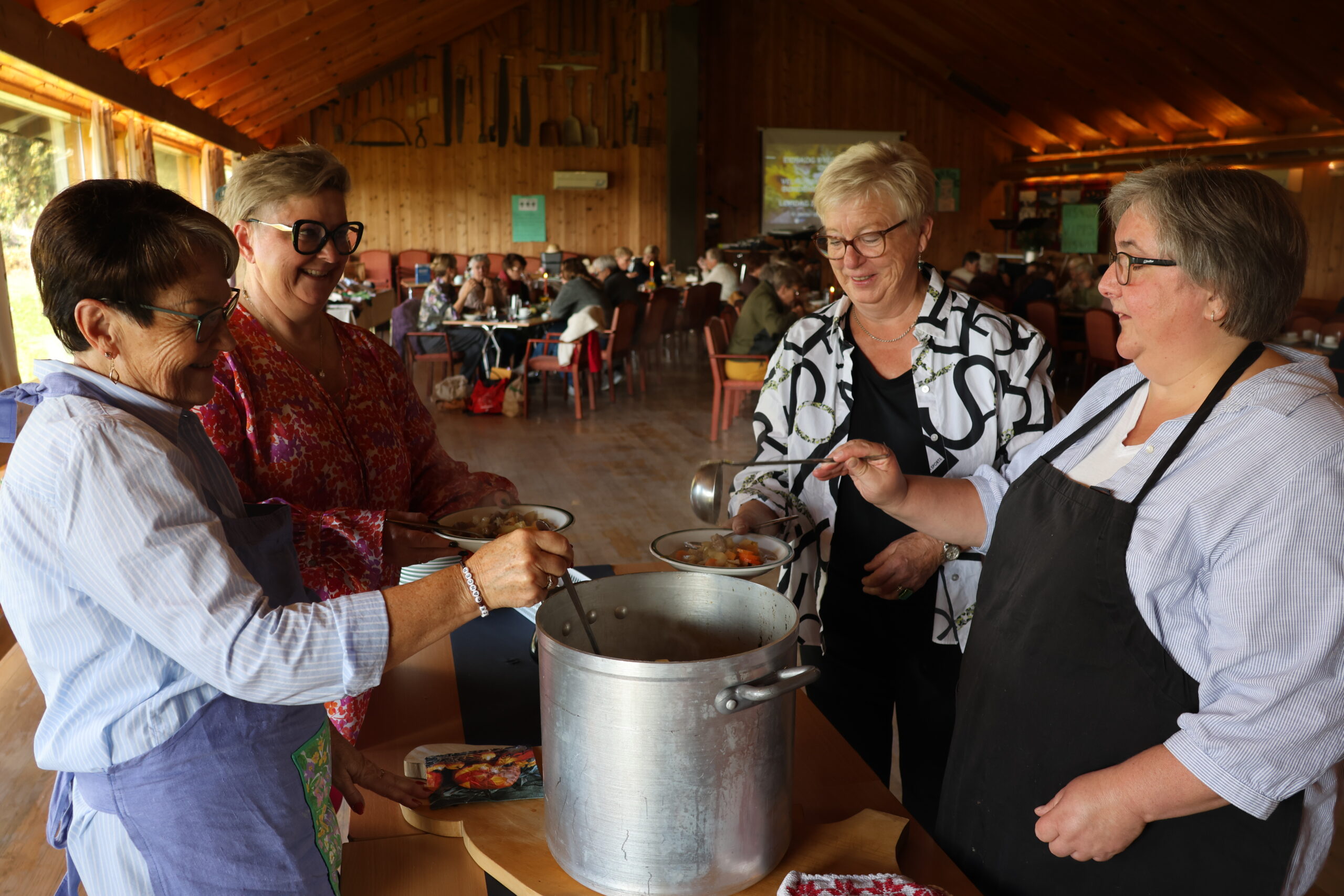 Mellom alle diskusjoner og foredrag ble det servert rykende varm lapskaus lagd på kortreiste ingredienser. Anita R. Johnsen (t.v) og Heidi Kolstad (t.h.) sørget for at distriktsleder Oddrun Merete Rosvoll Sagevik og Marianne Rundgren fikk seg en tallerken.