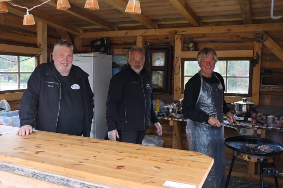 Øyvind Ånerud, Ole Jakob Stenseth og Roar Amundsen hadde kioskvakt på årets siste marked på Skandinavisk Motorsykkel Center.