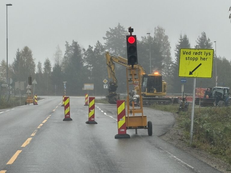 Lysregulering møtte trafikantene på fylkesveg 202 på Skotterud ved avkjøringen til ungdomsskolen og Kulturskolen mandag.