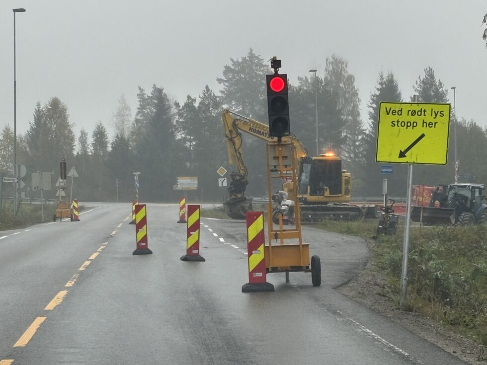 Lysregulering møtte trafikantene på fylkesveg 202 på Skotterud ved avkjøringen til ungdomsskolen og Kulturskolen mandag.