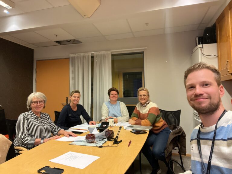 Anne Huse (f.v.), Mona Therese Nilsen, Solfrid Brenna,Anne Hege Sølverud og Eric Anthony Kaberg Utgården i EIdskog Idrettsråd har fordelt midler fra Kulturdepartementet øremerket barn og unge i idretten i Eidskog.