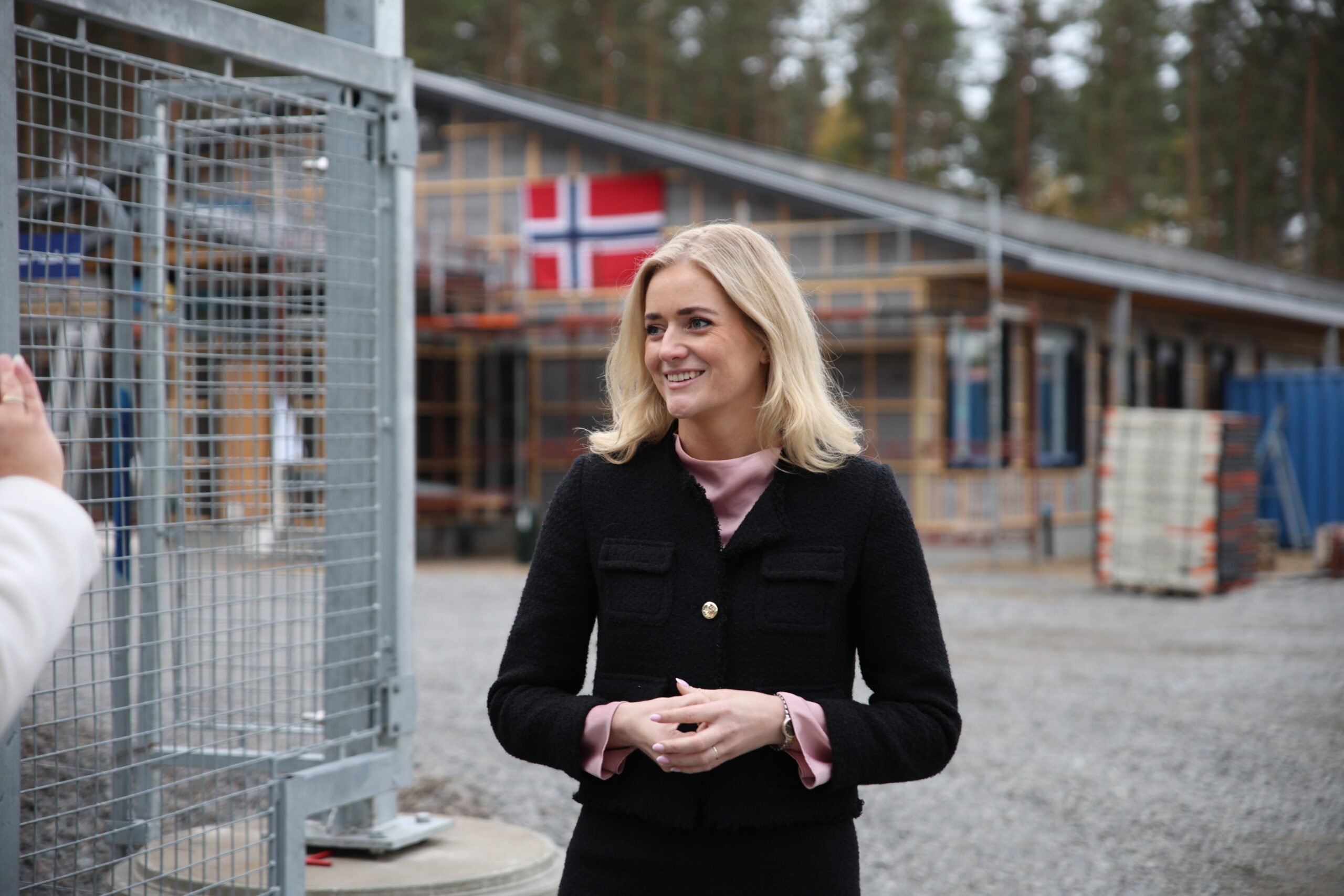 Justisministeren fikk også en tur inne i bygget så langt. Pressen fikk ikke være med inn, men Mehl var fornøyd med slik det så ut nå.