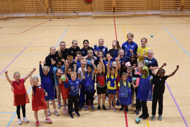 Det var full fart og idrettsglede i Eidskoghallen under årets håndballskole i regi av Eidskog Håndball.