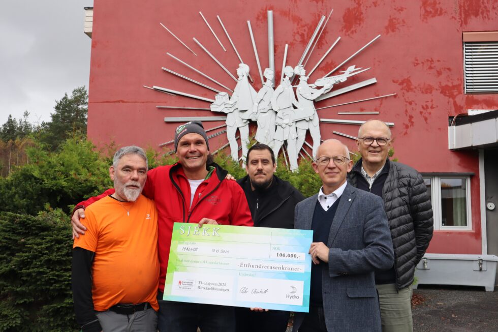 F.v.: Pål Fjeld (ansattrepresentant i Hydro), Jocke Leveborn Nilsson (daglig leder i Eidskog Frivilligsentral), Adrian Borgenholt (Eidskog Frivilligsentral), Peter Uhrenholt (fabrikksjef ved Hydro Magnor) og Hans Einar Holth (styreleder i Eidskog Frivilligsentral).