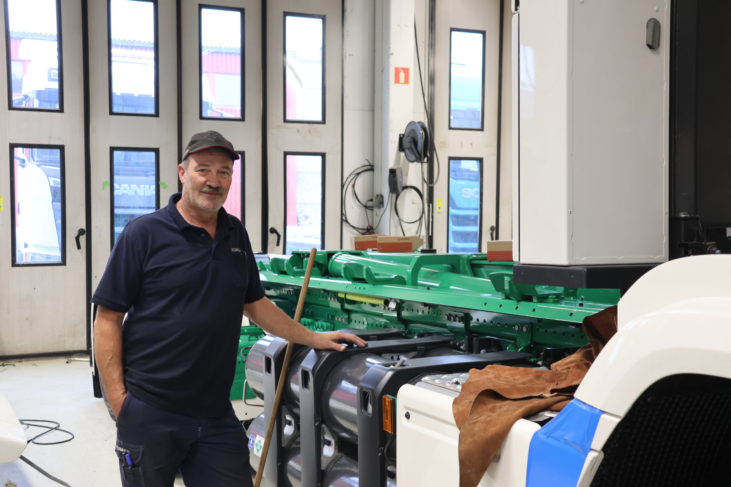 Tore Høgberget er en av de ansatte som jobber med påbygg. Scania-lastebilen han jobber med nå skal bli en bil med krokløft.