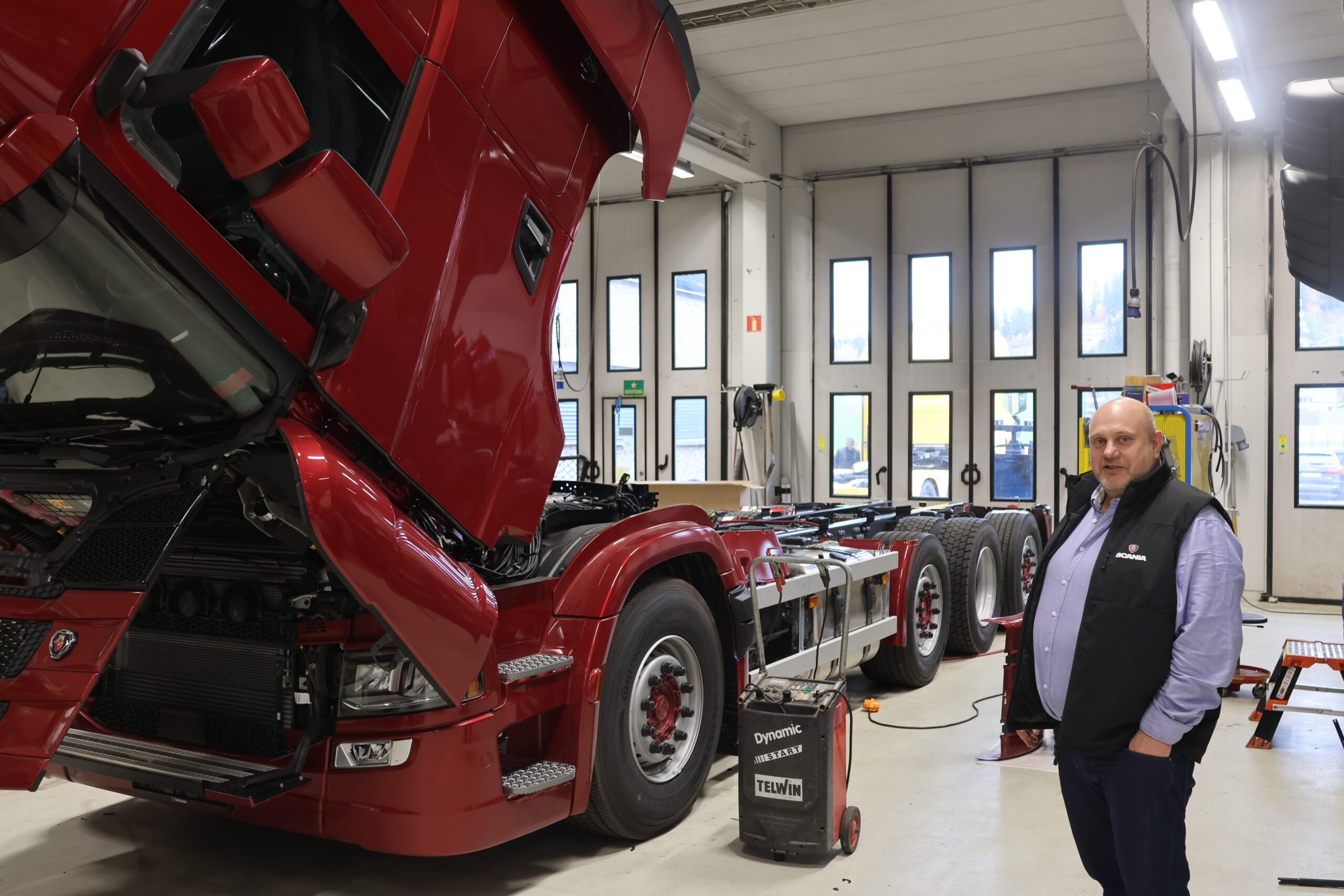 Hver av de åtte byggeplassene er fylt opp med Scania-lastebiler som skal utstyres med forskjellige påbygg. Distriktssjef Øyvind Aasberget forteller om god pågang og ventelister på denne tjenesten.