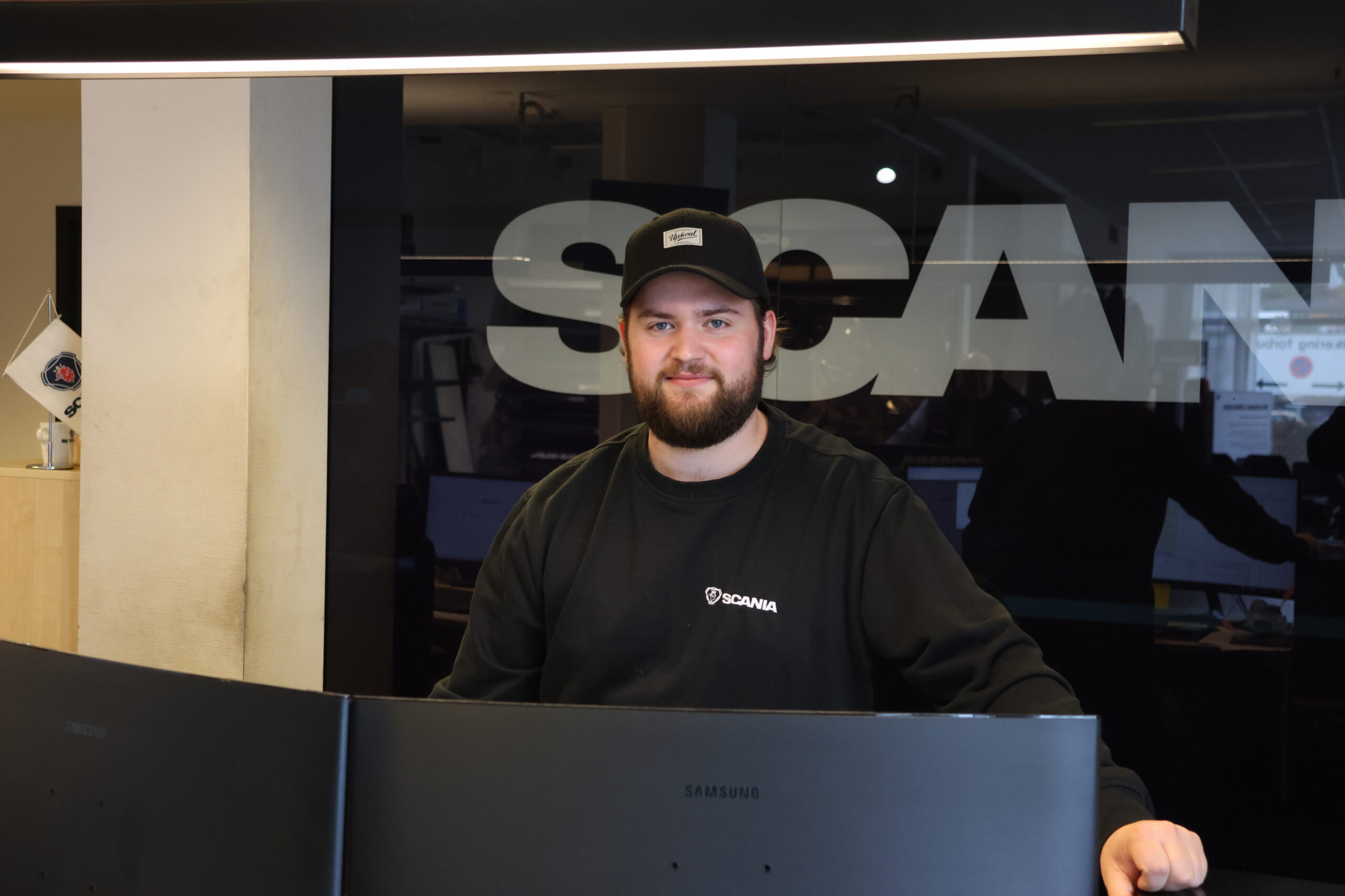 Simen Snare arbeider i kundemottaket og er den som tar i mot kundene som besøker Scania på Kongsvinger.