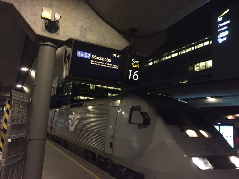 Mannen hadde kokain både i kofferten, lommen og i kroppens hulrom da han passerte inn til Norge med toget fra Stockholm. I en fersk dom fra Romerike og Glåmdal tingrett er han døm til en lengre fengselsstraff.