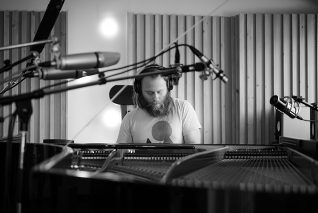 Eidskogingen Andreas Ulvo medvirker på piano.