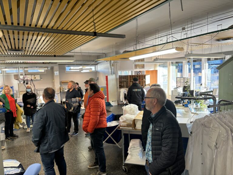 Politikerne fikk blant annet se nærmere på vaskeriet i bruksgården på Magnor i befaringen av kommunal eiendom.