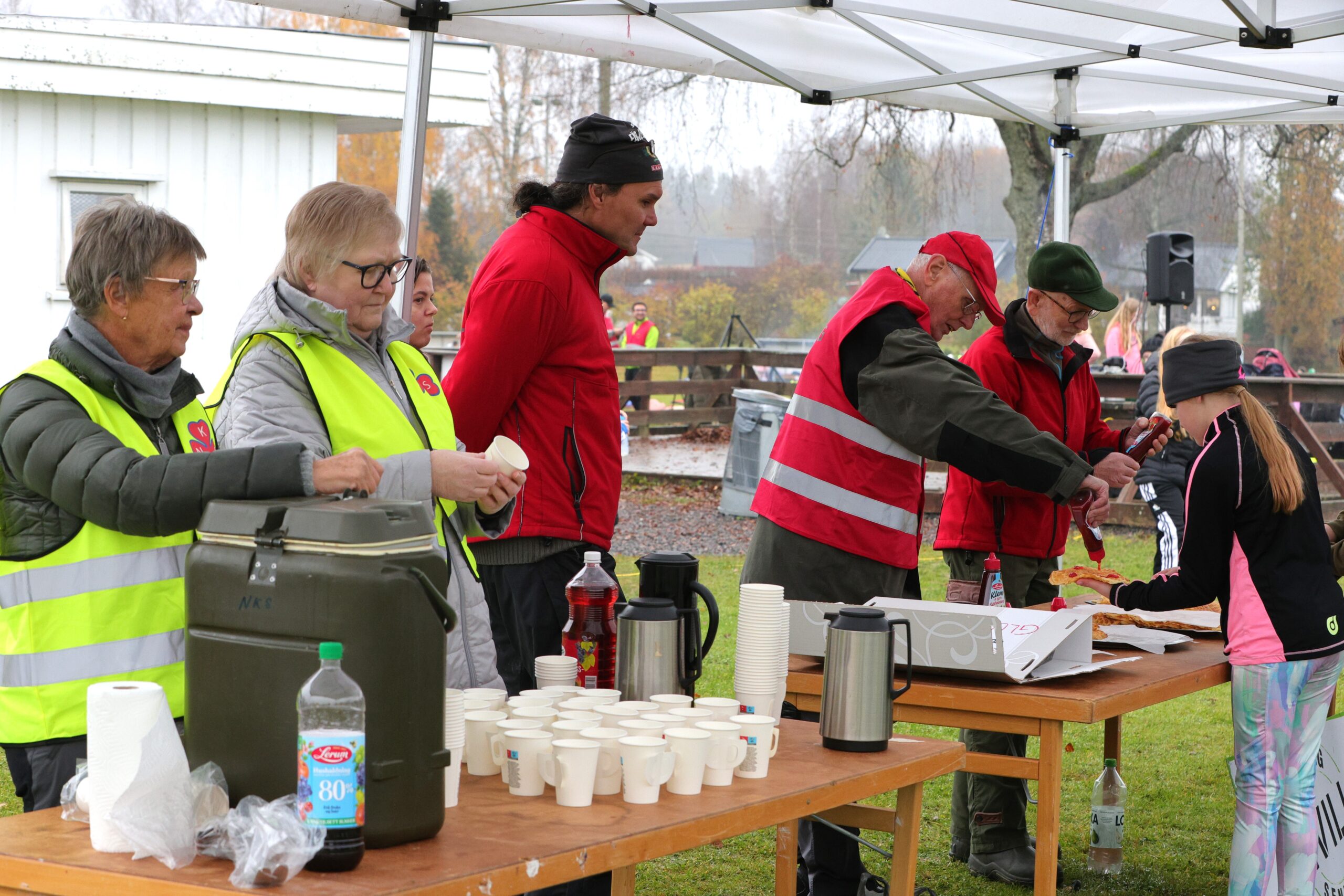 Frivillige sørget for at dagen ble enda bedre for elevene. Eidskog sanitetsforening stilte opp med saft, frivillghetssentralen hadde stekt vafler, og bygdekvinnelaget sto for pølser.