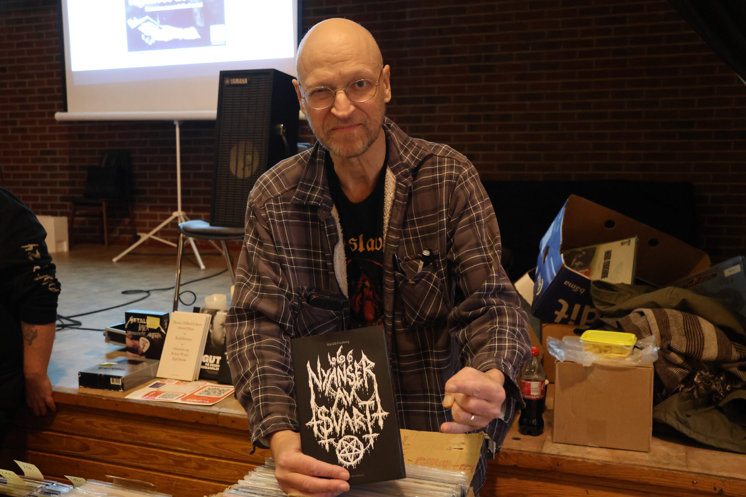 Harald Fossberg hadde tatt turen til vinylmessa på Magnor for aller første gang. I tillegg til å selge litt plater skulle han også holde foredrag om norsk Black Metal i løpet av dagen på messa.