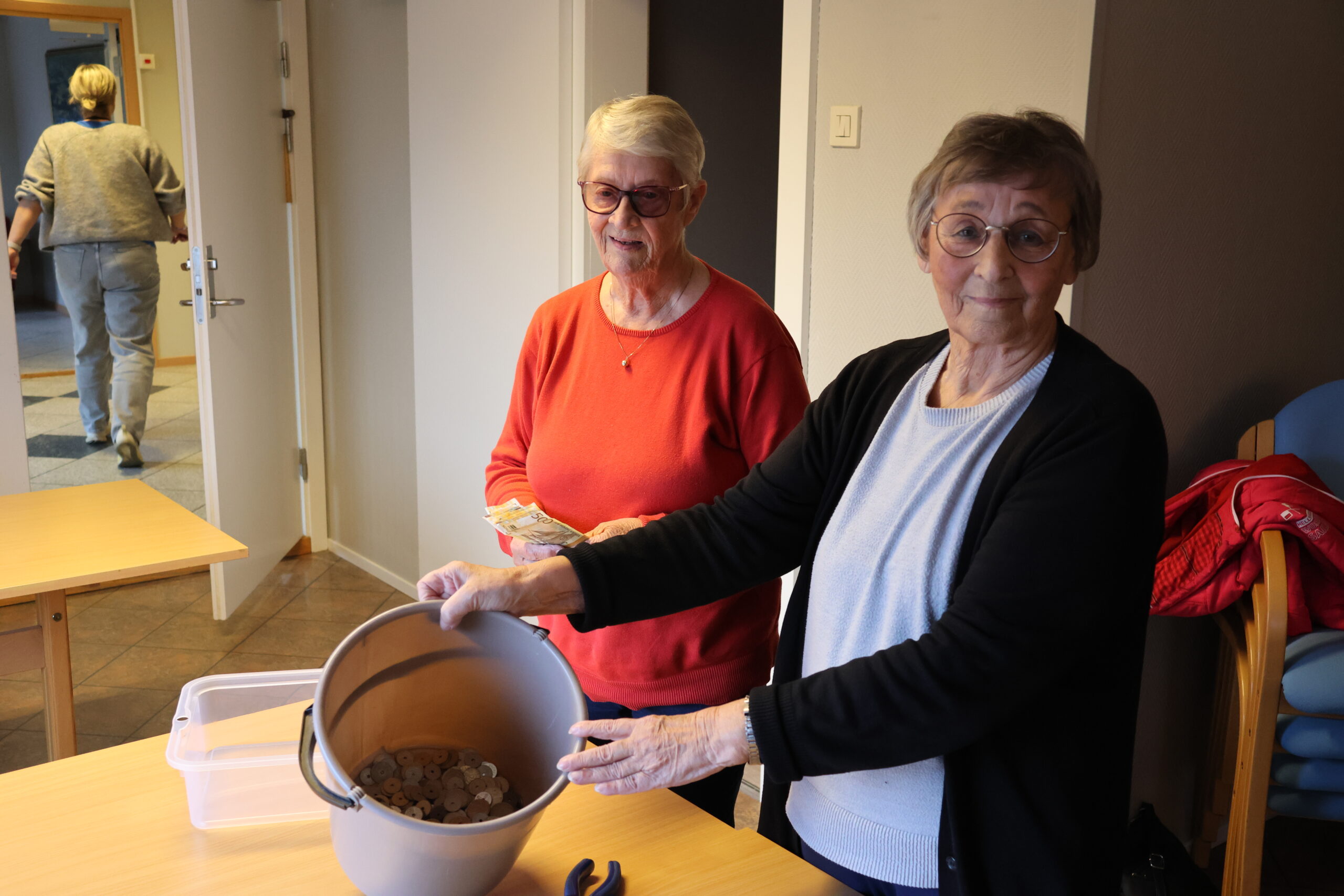 Reidun Dalsjø og Karin Aurbakken holdt styr på mynt og sedler før de gikk videre til tellemaskinen i banken.