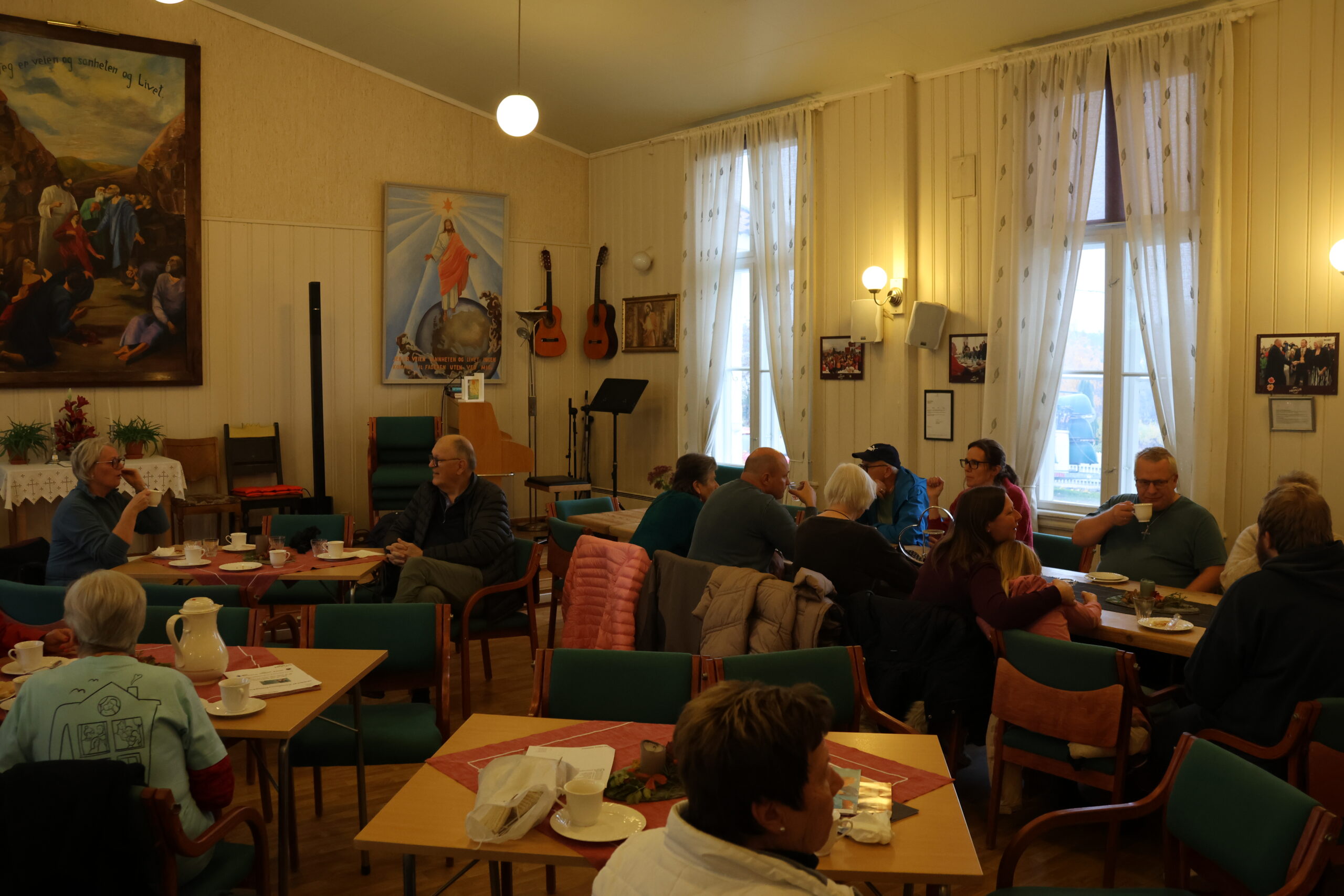 Mange benyttet seg av tilbudet om en kaffekopp og en matbit etter å ha gått med bøsse. På bedehuset ventet det både pølser, pizza, vafler og kaffe.