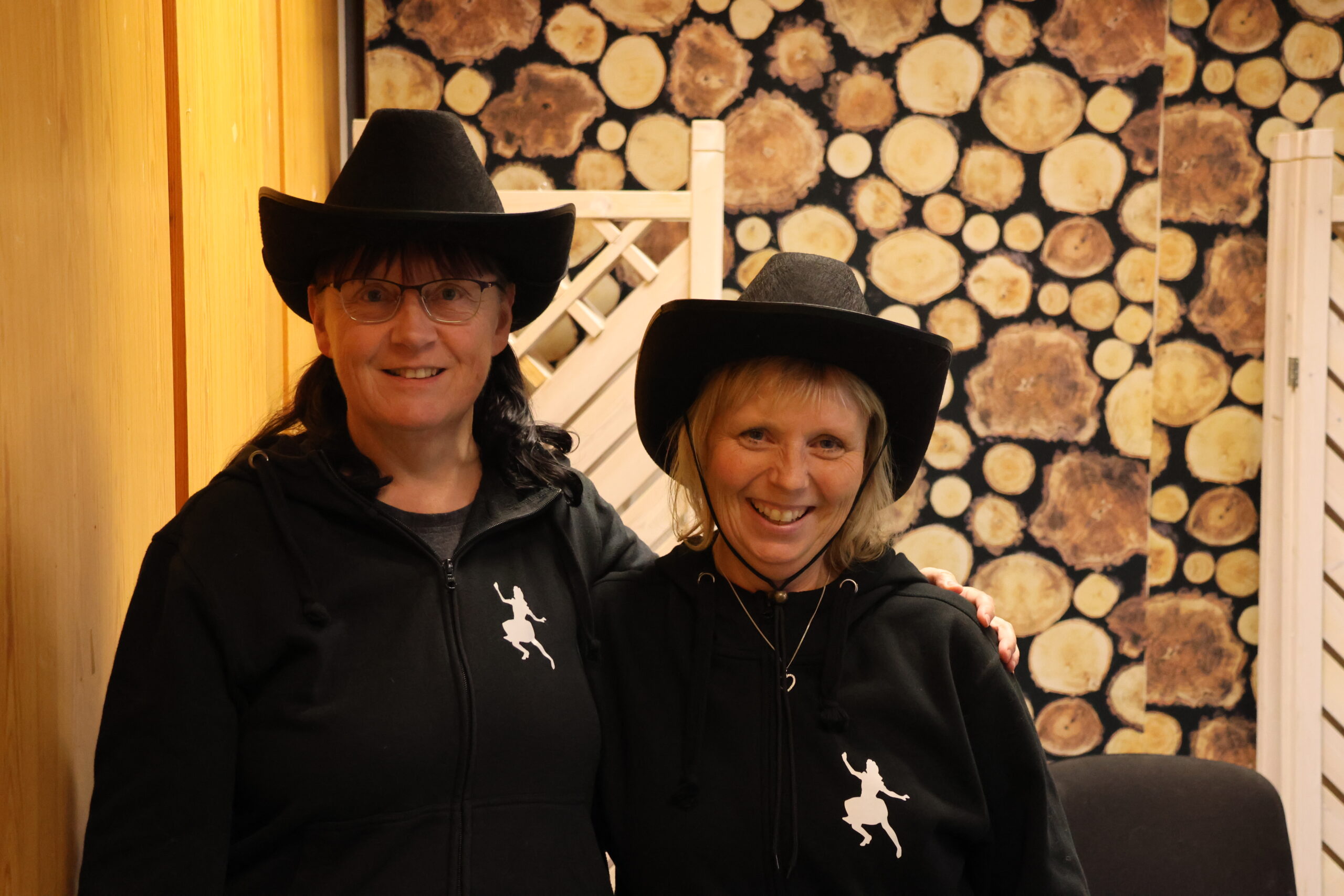 Lena Syversen (f.v.) og Heidi Kårstad forteller at 22 dansere fra Boarder Linedancers skal opptre på Heart of Gold og at de også skal hjelpe itl litt på Kulturpub på Fjeld grendehus, og kanskje det blir en dans eller to der også, forteller de.