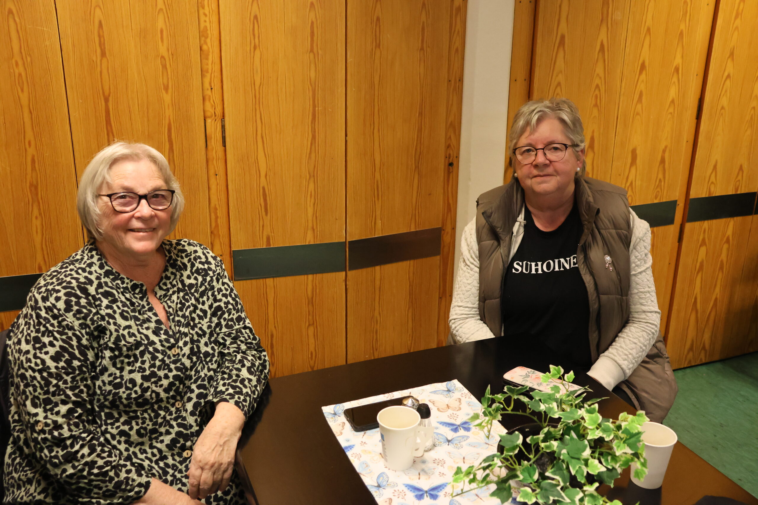 Bjørg Halle (t.v.) og Berit Iren Fjeld håper på besøk i Eidskog Slektshistorielags lokaler på Magnor når de skal holde åpen kveld.