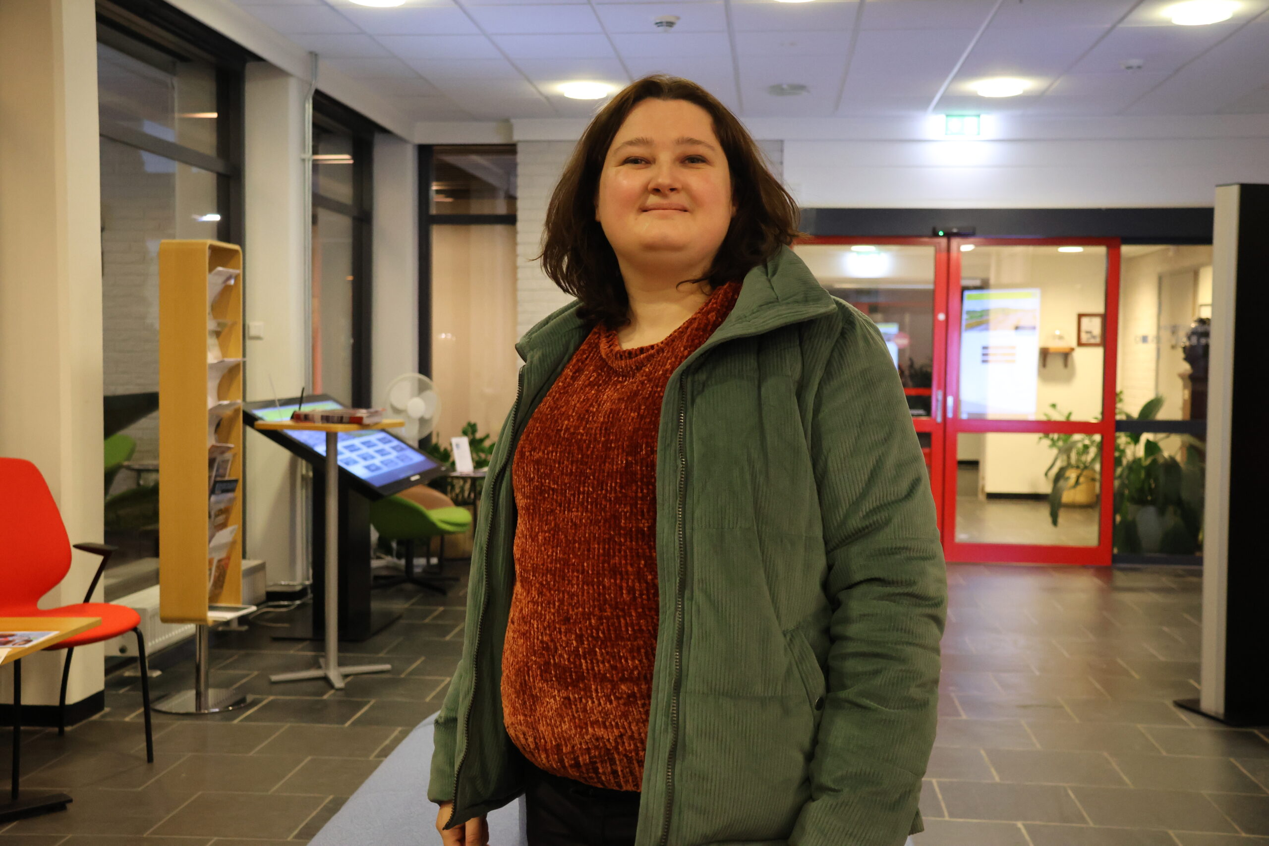 Oleksandra Bakun fra Eidskog kunstforening forteller at kunsten er et universelt språk. Hennes og andre medlemmers kunst kan oppleves i rådhuset under kulturuka.