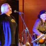 Arrangørene Siv Monica Berg og Botan sang "Heart of Gold" av Neil Young som en av de første opptredende lørdag.