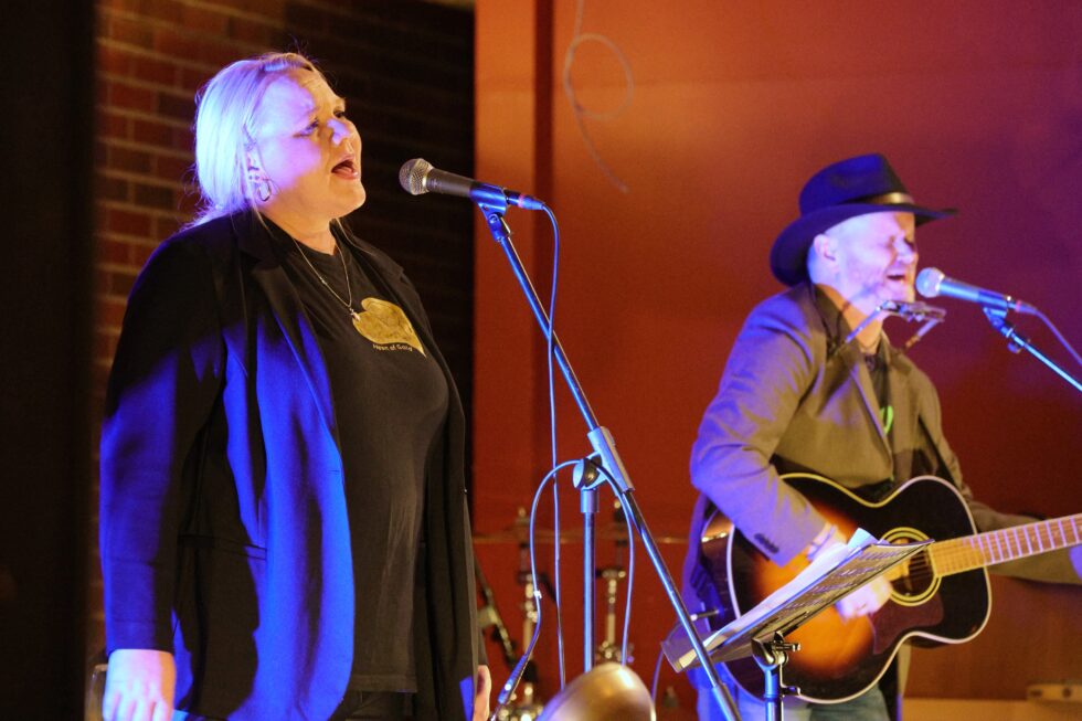 Arrangørene Siv Monica Berg og Botan sang "Heart of Gold" av Neil Young som en av de første opptredende lørdag.