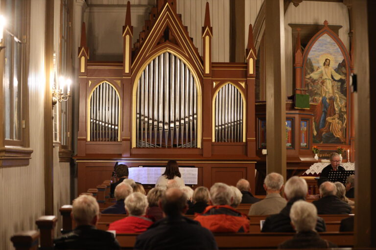 Det var mange som hadde tatt turen for å få med seg den første konserten med det originale orgelet i Vestmarka kirke.