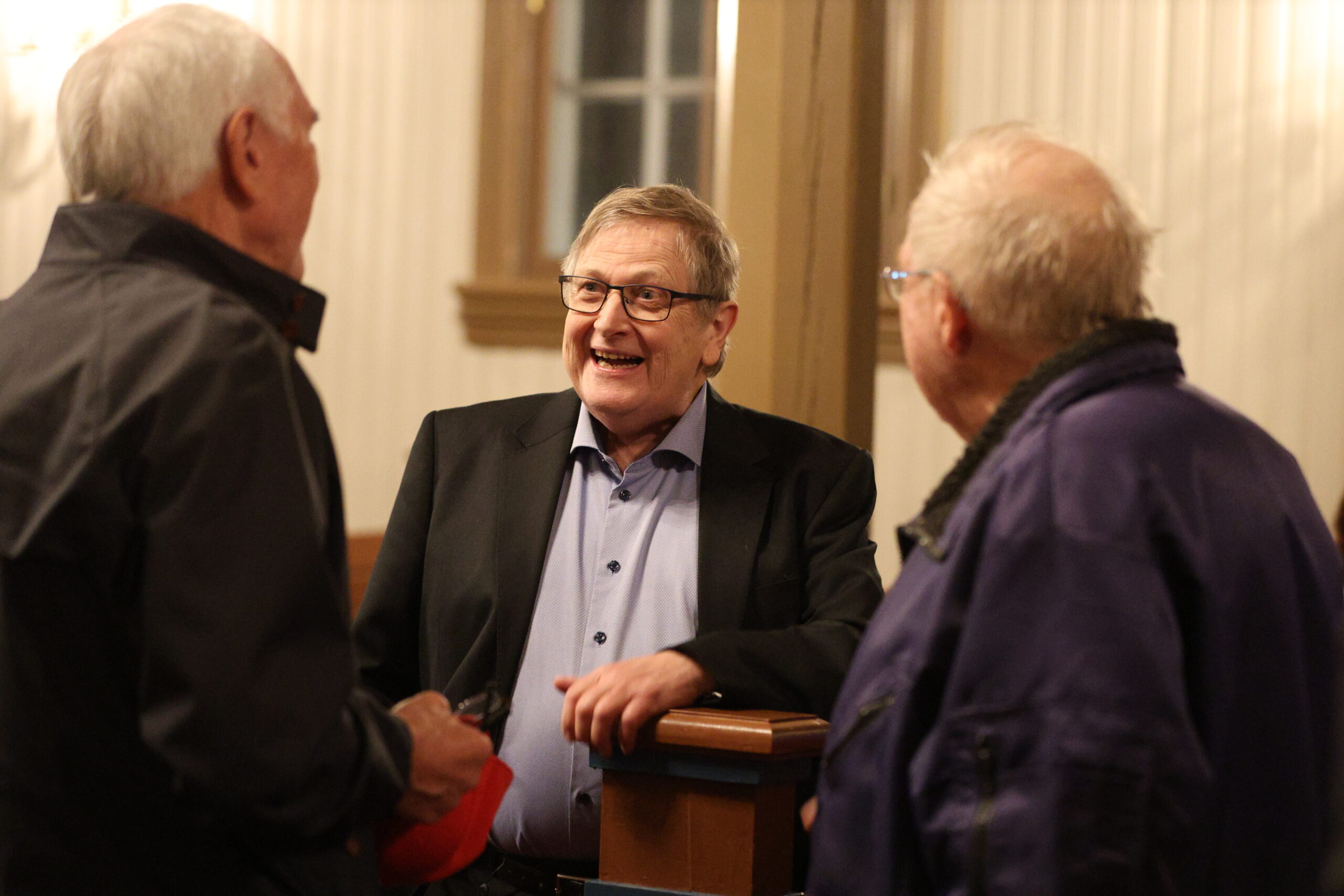Henrik Brinck Hansen er mannen som har jobbet med å restaurere orgelet til sin originale stand. Det var flere som var interessert i å prate med han etter konserten.