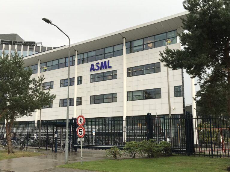 ASML: En av bygningene ved ASMLs globale hovedkontor i kommunen Veldhoven, åtte kilometer fra Eindhoven sentralstasjon, Nederland. Oljefondet eier aksjer for 112 milliarder kroner i ASML.