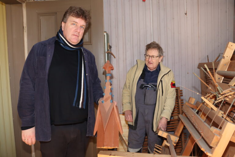 Kantor i Eidskog, Lars Alexander Mensonides (t.v.), og orgelbygger Henrik Brinck Hansen var spent da de først satt i gang med arbeidet. Søndag skal det vises frem med konsert.