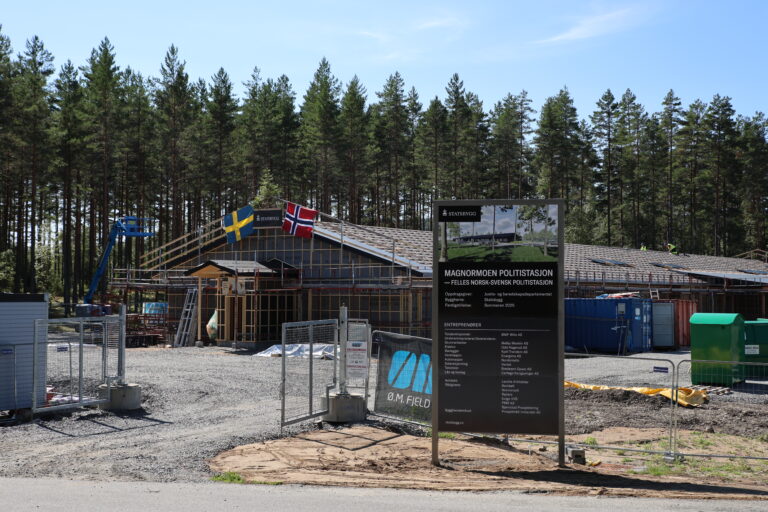 En ny norsk-svensk politistasjon er under oppføring på Magnormoen og forventes å stå ferdig våren 2025.