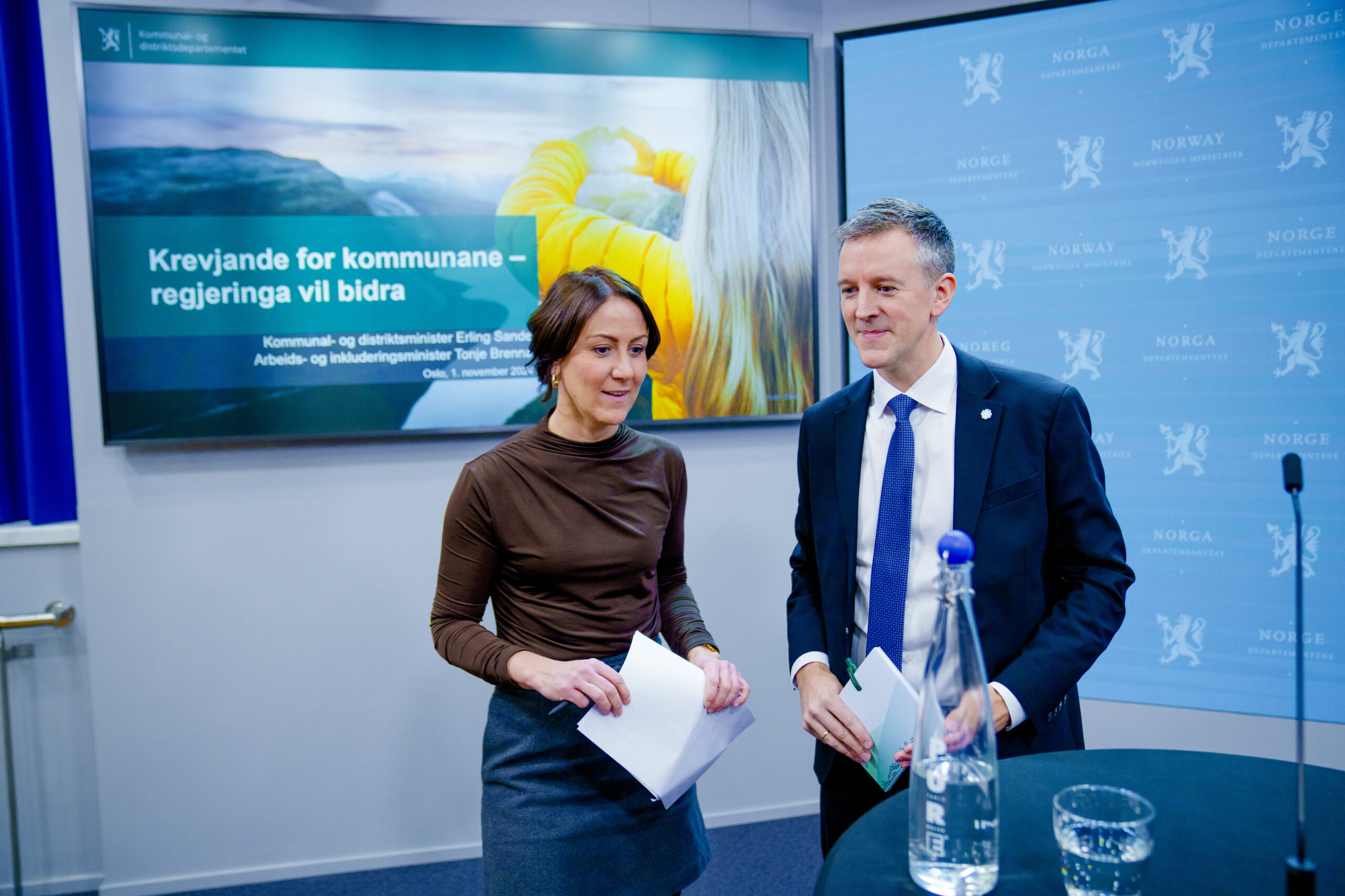 Kommunal- og distriktsminister Erling Sande (Sp) og arbeids- og inkluderingsminister Tonje Brenna (Ap) holdt fredag pressekonferanse hvor de kom med en tidlig julegave til kommunene