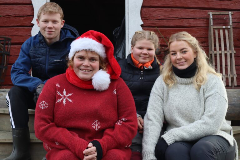 Fra venstre: Anders Pramm-Rustad, Ingegerd Pramm Platek, Ingrid Pramm-Rustad og Marthe Rustad koste seg på gårdens aller første julemarked.