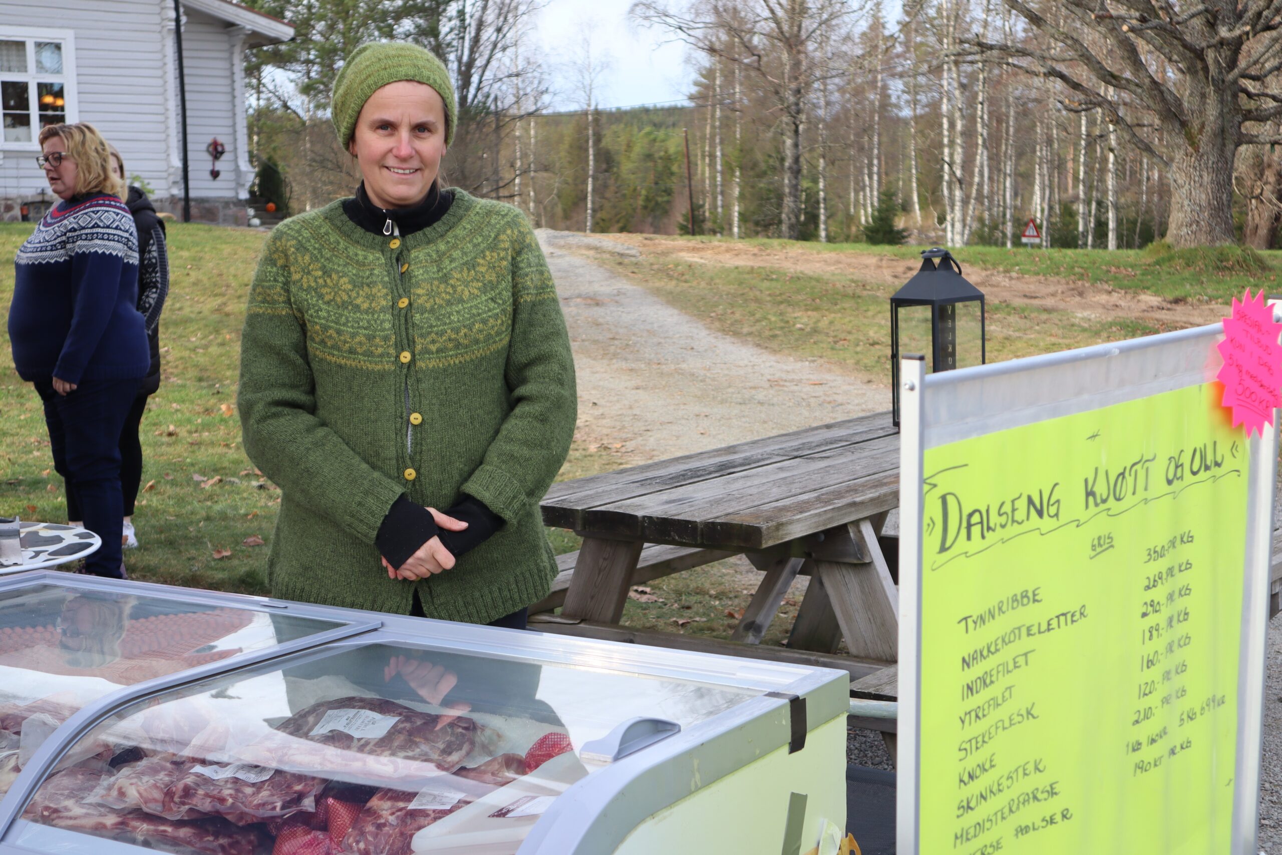 – Dette er det første julemarkedet vi er på hittil i år, og folk er allerede frempå med å sikre seg ribbe og medisterfarse til julemiddagen, sier Wenche Moan i Dalseng kjøtt og ull.