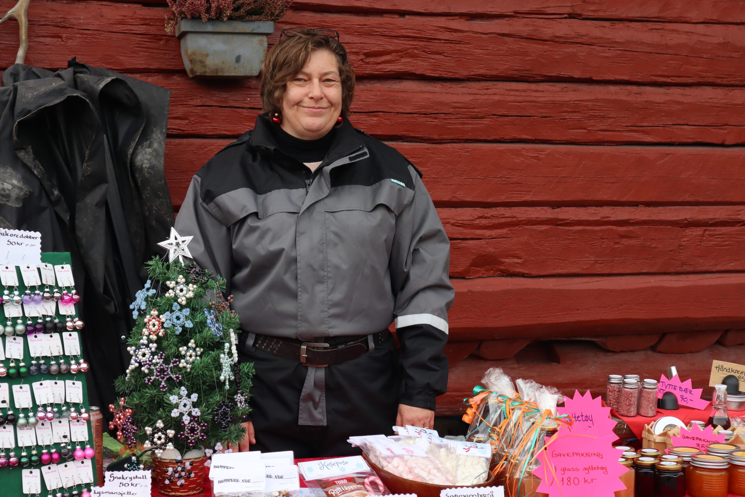 Monika Taarneby Aaboen delte ut smaksprøver på sitt hjemmelagede syltetøy.