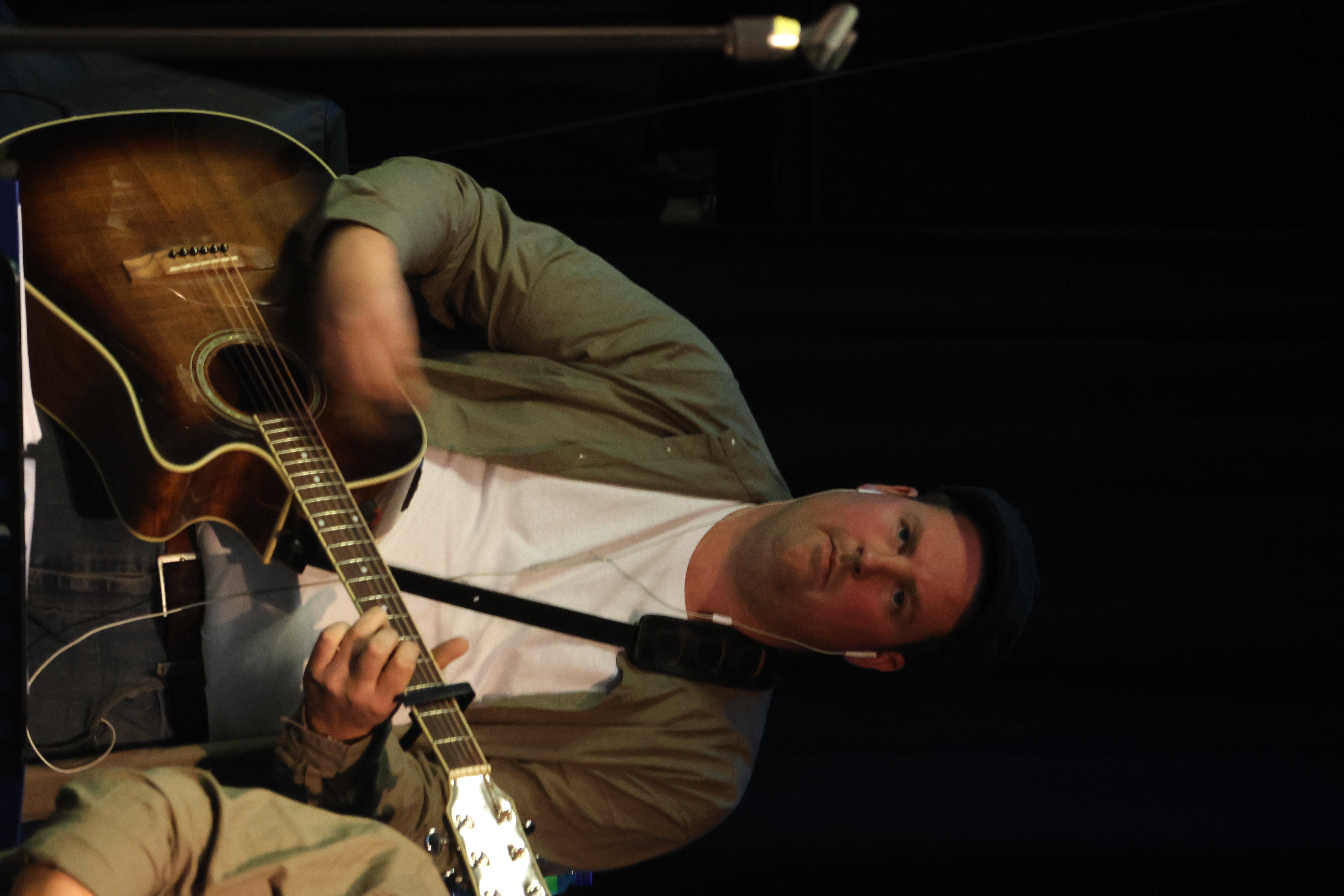Kai Robert Larsen spiller kassegitar.