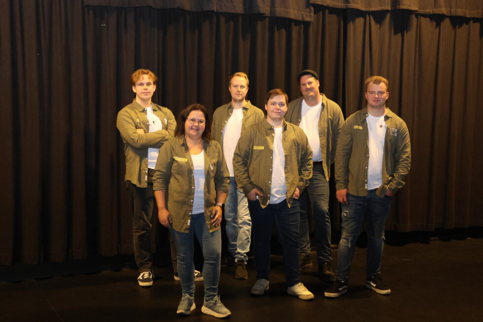 Dansebandet Eidskogarna er klare for sin første spillejobb. På fredag 8.november spiller de til dans på Austmarka samfunnshus. Hilde Jerpset, Philip Østby, Daniel Mengkrok på første rad. Fra venstre på bakerste rad: Per Andreas Brinck Strøm, Vegard Michaelsen og Kai Robert Larsen.