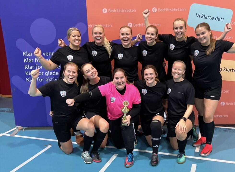 I helgen tok Bygda FC 2.plass i en stor fotballturnering på Stange. På bildet ser vi på første rad fra venstre: Ragnhild Nygaard, Maria Bjørnseth, Marte Granheim, Jenny Bjerknes og Emma Elisabeth Olsson. på andre rad fra venstre: Guro Granheim, Mari Slaastad Birkelund, Sarah Krabseth, Aina Eid Kvamme, Thea Nystuen og Mathilde Holt.