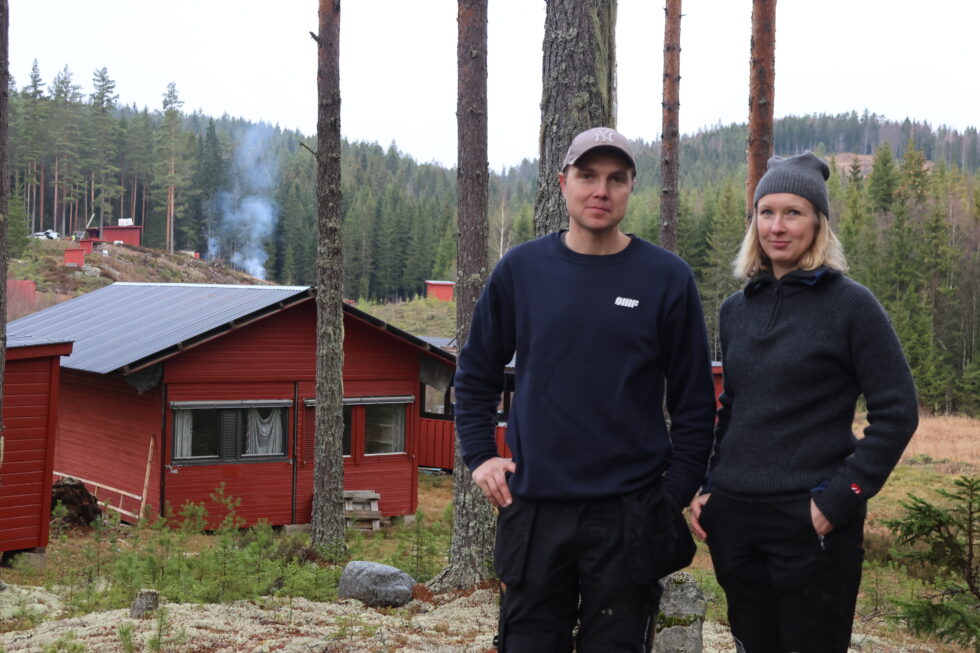 Knut Andre Holøien og Anette Storeskar har ansvaret for junioroppfølgingen i leirduegruppa i Eidskog Jeger og Fiskeforening. På søndag var det dugnad på Revlemoen hvor en ny leirduebane for juniorene ble ryddet rent for kvist og kratt.