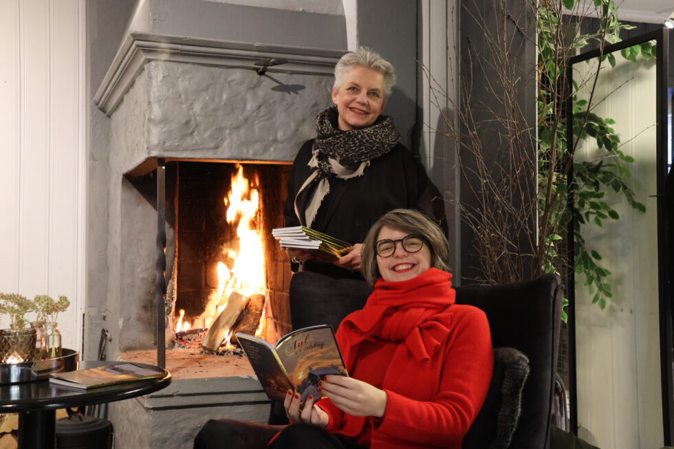 Solveig Grepperud og Bettina Taugbøl Eckbo med årets utgave av Jul i Eidskog.