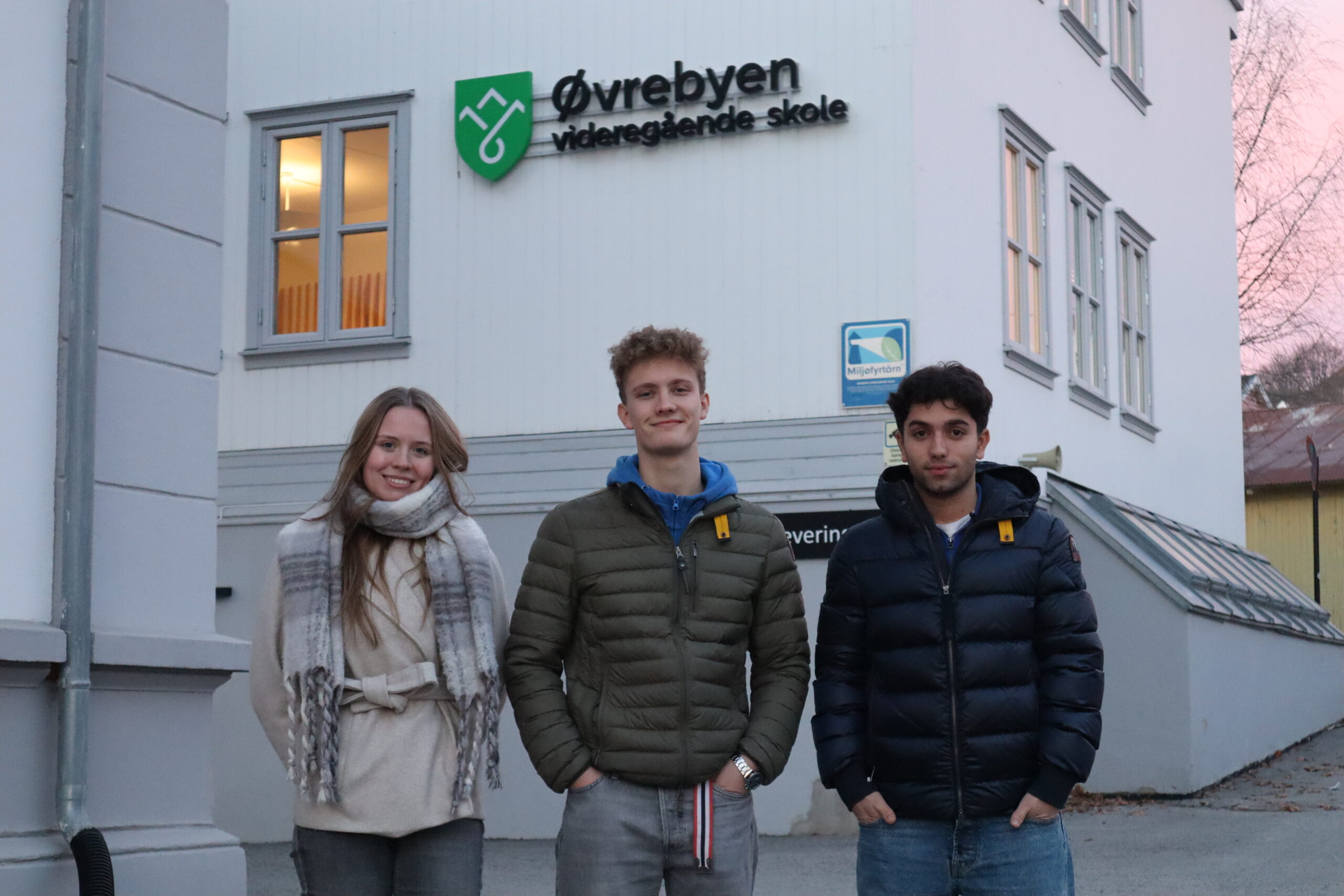 Thea, Emil og Nali studerer på tvers av studielinjer på Øvrebyen videregående skole, men sammen står de bak ungdomsbedriften SparNet UB.