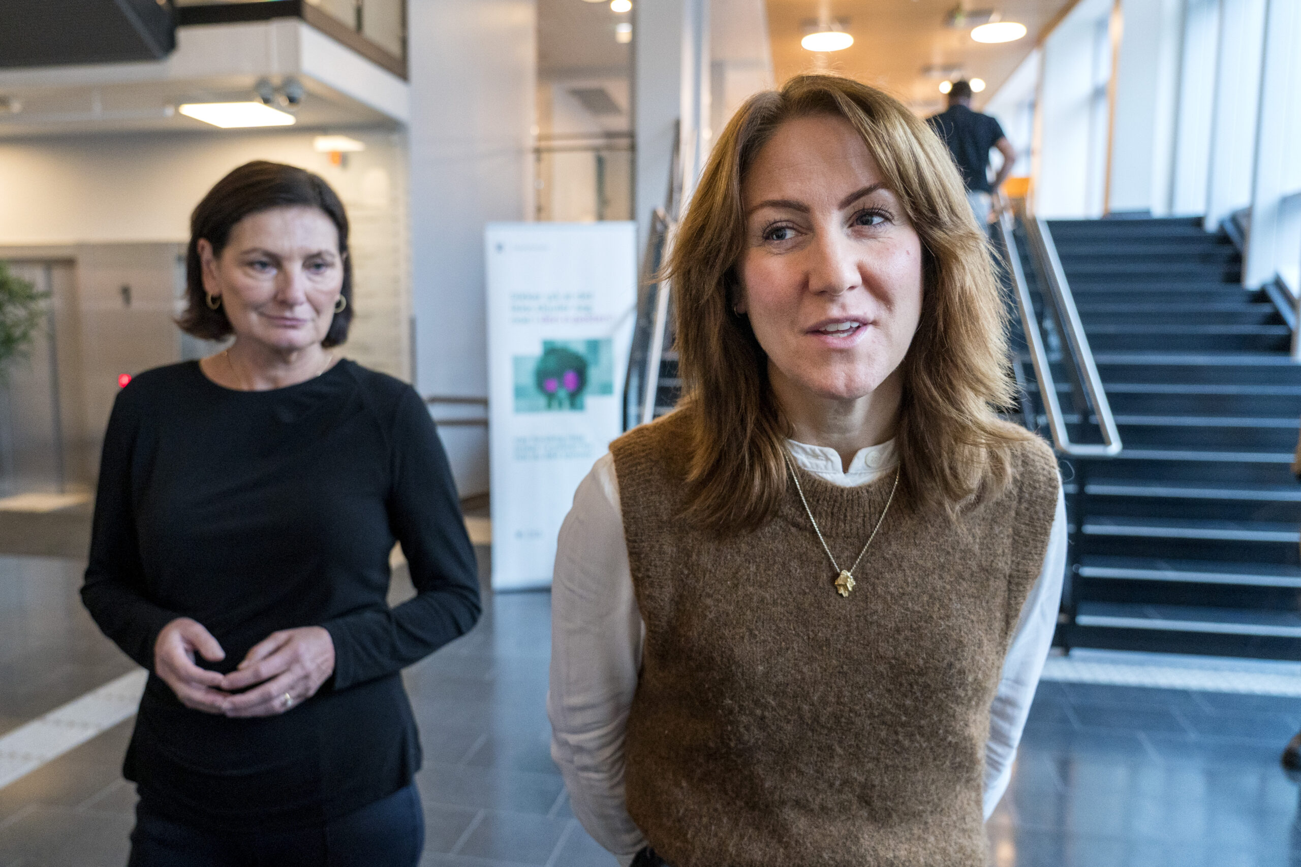 Arbeids- og inkluderingsminister Tonje Brenna og direktør i Integrerings- og mangfoldsdirektoratet Libe Riber Mohn avbildet i fjor, da Brenna informerte om behovet for å bosette flyktninger i 2024.