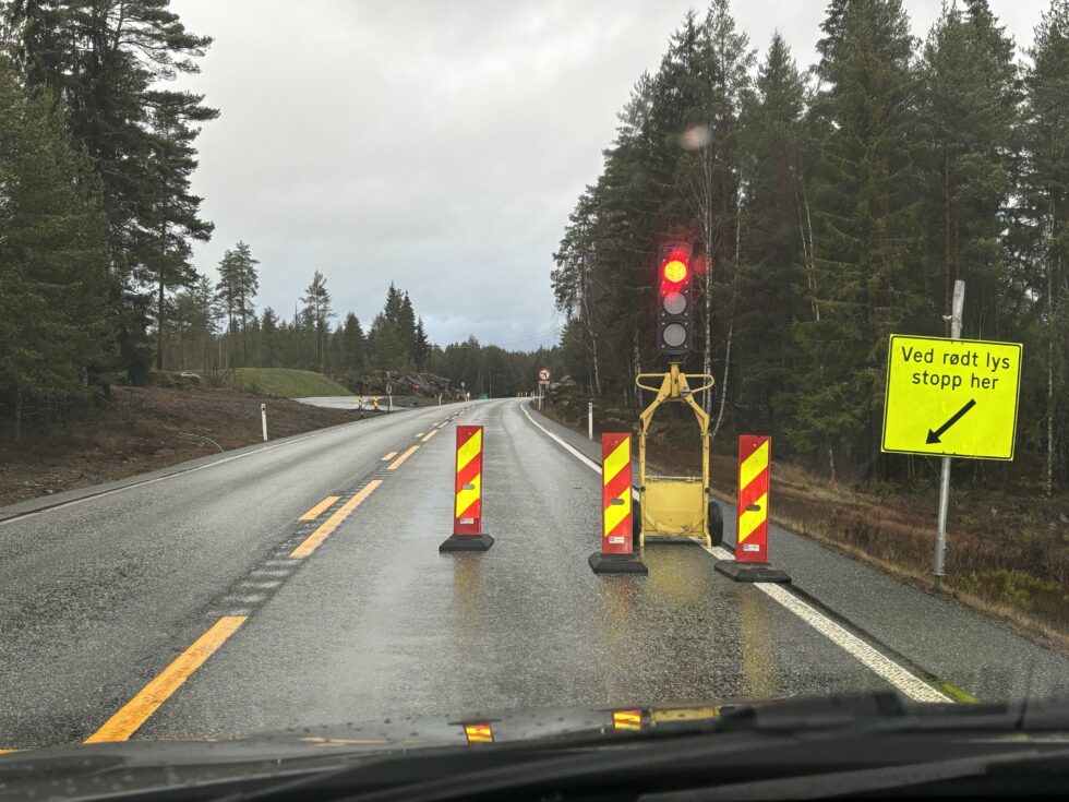 Ny belysning ved av- og påkjøringene til rasteplassene på riksveg 2 ved Sørpebøl skal redusere ulykkesrisikoen i mørket, opplyser Statens Vegvesen. Men inntil arbeidene med å legge ned kabler til den nye belysningen er på plass, må trafikanter forvente lysregulert trafikk forbi arbeidsområdet.